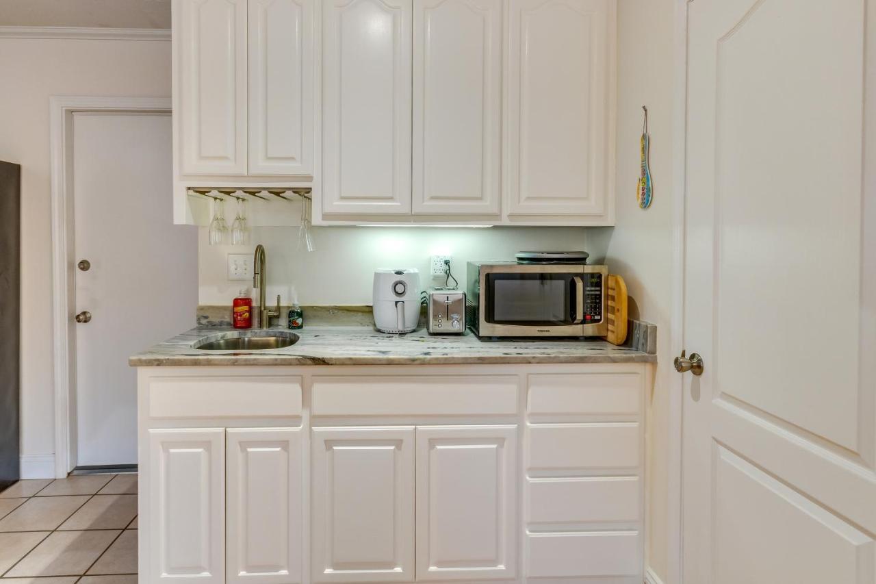 Gulf Breeze Vacation Rental For 2 With Pool Access! Exterior photo