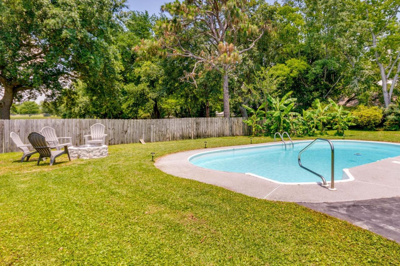 Gulf Breeze Vacation Rental For 2 With Pool Access! Exterior photo